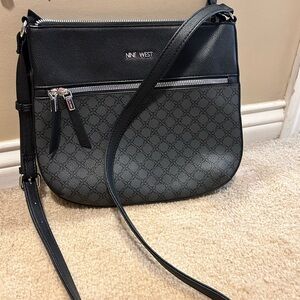 Nine West crossbody purse. Like new, barely used.